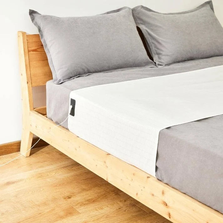 Erdungstuch auf dem Bett mit Anschlusskabel